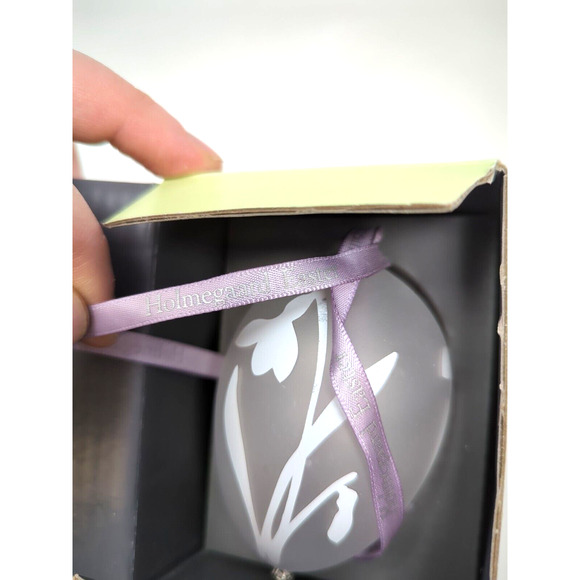 HOLME GAARD Dorthe and Peter Svarrer Glass Egg Painted White Ornament 2007 - Picture 3 of 4